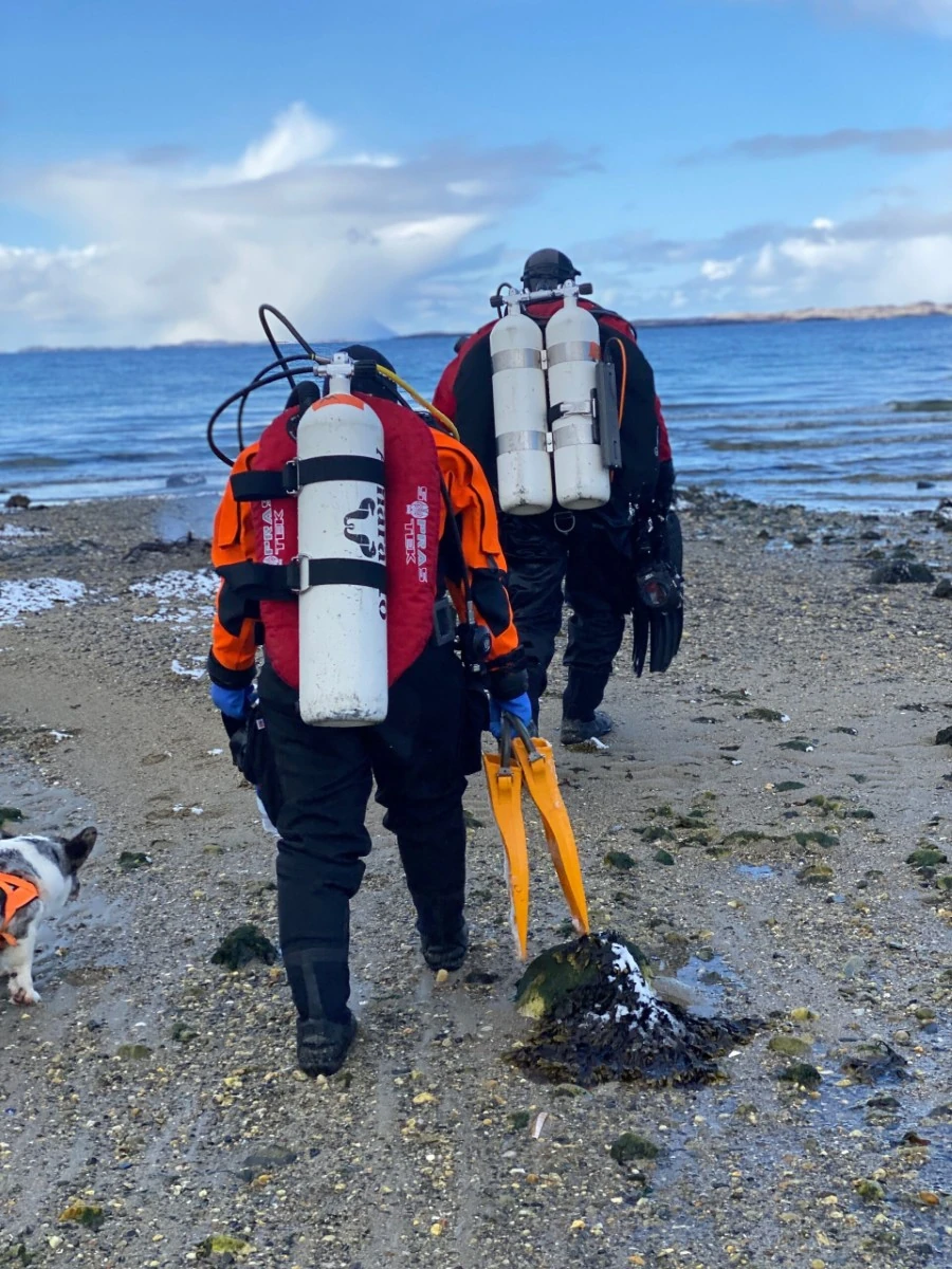 Advaced diver kurssilaiset kuivapuvuissa menossa sukeltamaan