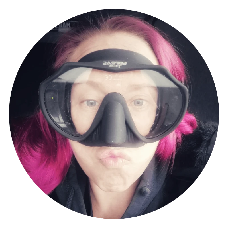 Tanja sukellusmaski päässä